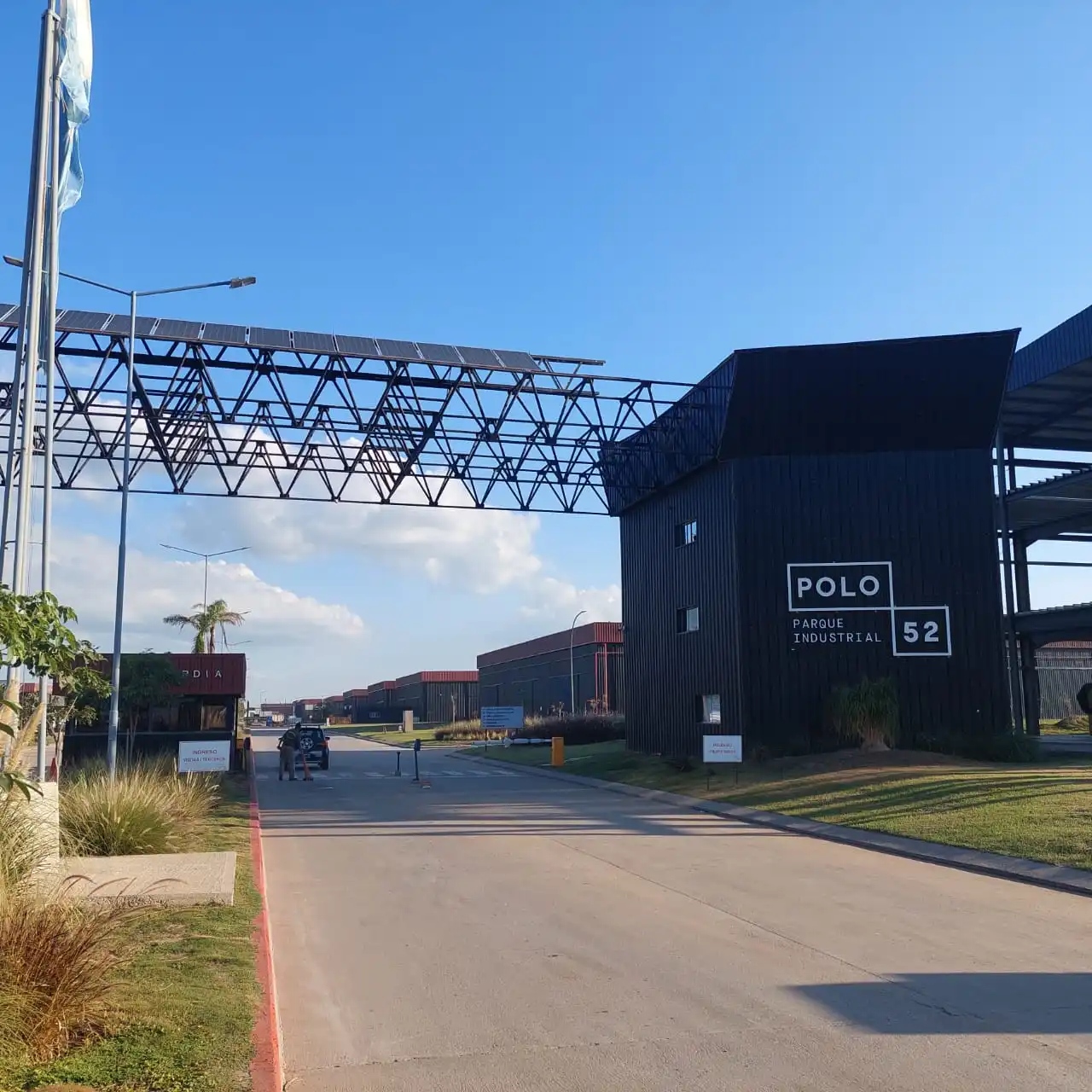 A ESTRENAR 1500 M2 o 750 M2 + OFICINA
