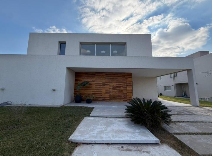 Casa · 325m² · 7 Ambientes · 2 Cocheras