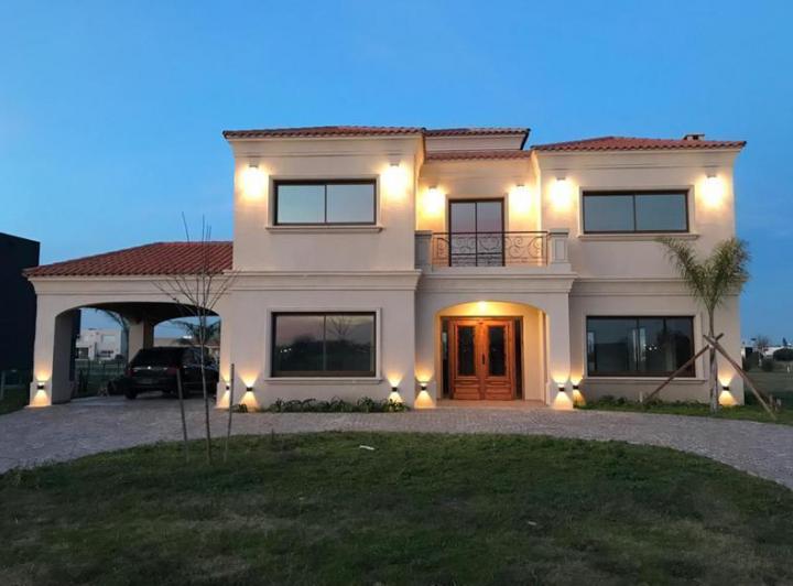 Casa · 335m² · 6 Ambientes · 2 Cocheras