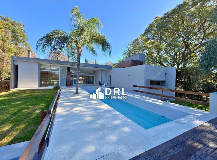 Casa · 1805m² · 3 Dormitorios · 2 Cocheras