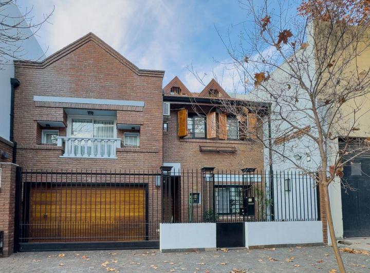Casa · 352m² · 6 Ambientes · 2 Cocheras
