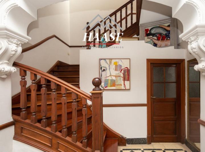 Casa · 340m² · 5 Ambientes · 2 Cocheras