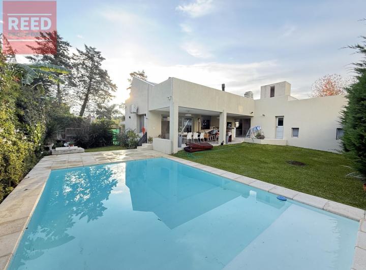 Casa · 260m² · 3 Dormitorios · 2 Cocheras