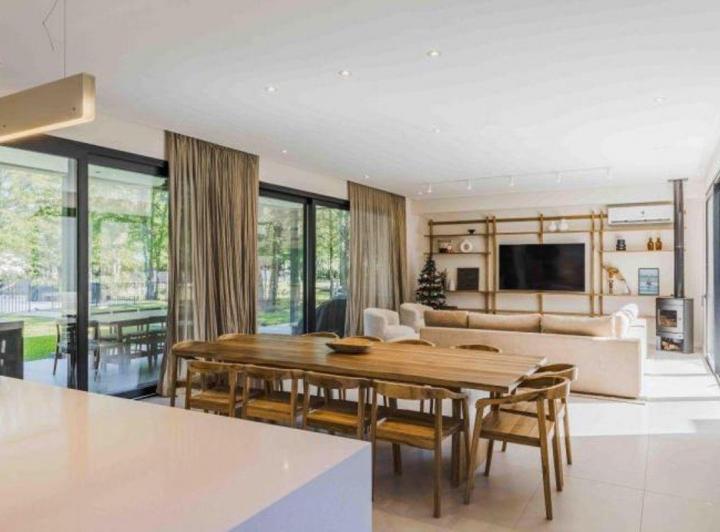 Casa · 300m² · 6 Ambientes · 2 Cocheras