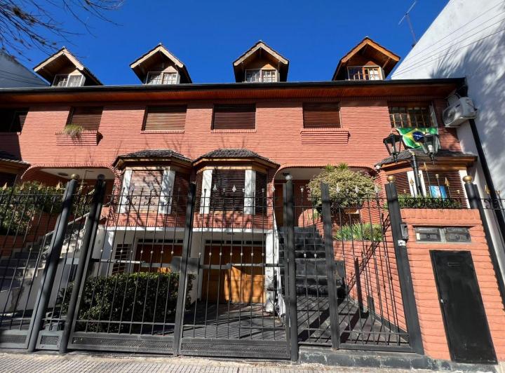 Casa · 300m² · 4 Ambientes · 4 Cocheras