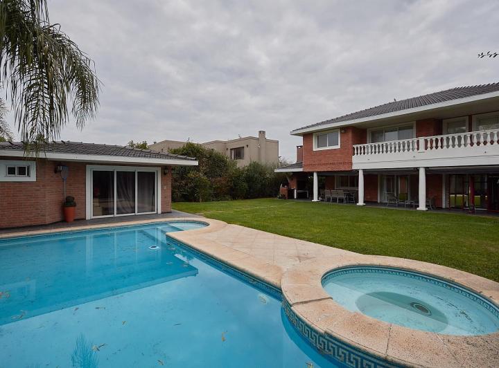 Casa · 300m² · 4 Dormitorios · 2 Cocheras