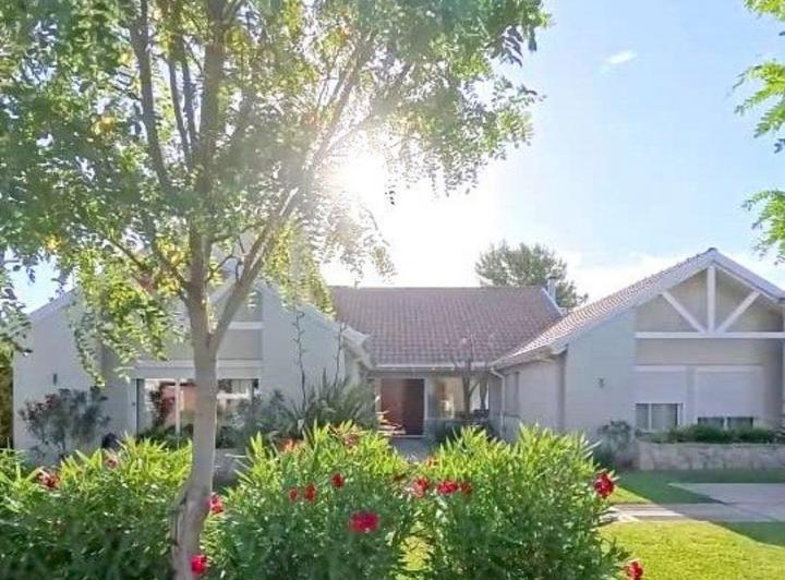 Casa · 360m² · 5 Ambientes · 1 Cochera