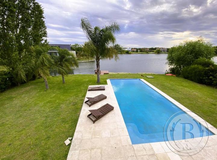 Casa · 340m² · 4 Ambientes · 2 Cocheras