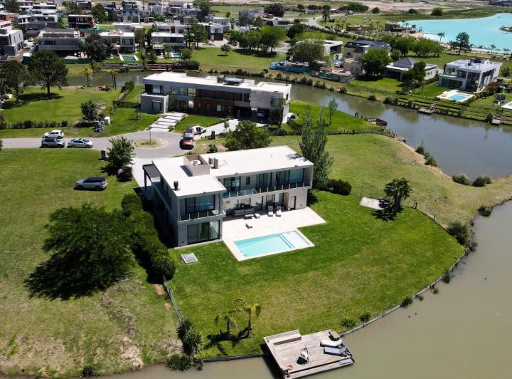 Casa · 430m² · 5 Ambientes · 3 Cocheras