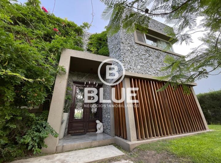 Casa · 318m² · 6 Ambientes · 2 Cocheras