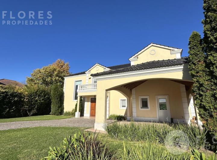 Casa · 930m² · 6 Ambientes · 2 Cocheras