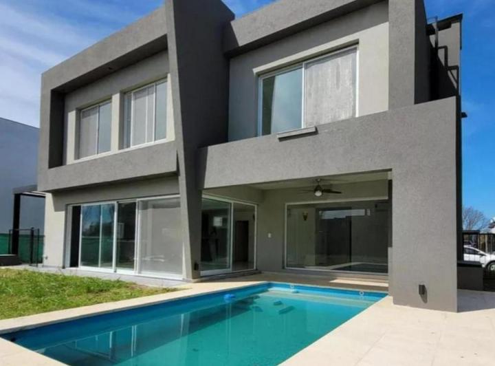 Casa · 240m² · 5 Ambientes