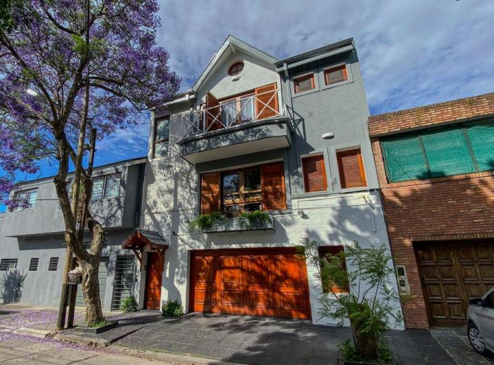 Casa · 300m² · 6 Ambientes · 2 Cocheras