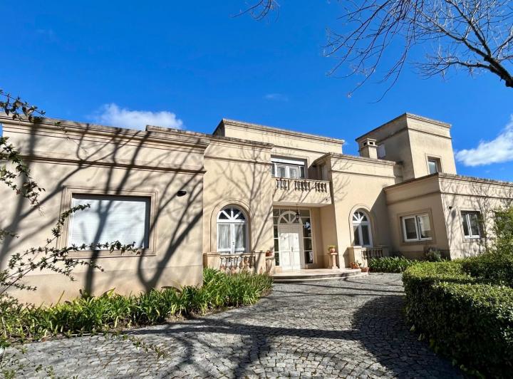 Casa · 275m² · 5 Ambientes · 2 Cocheras
