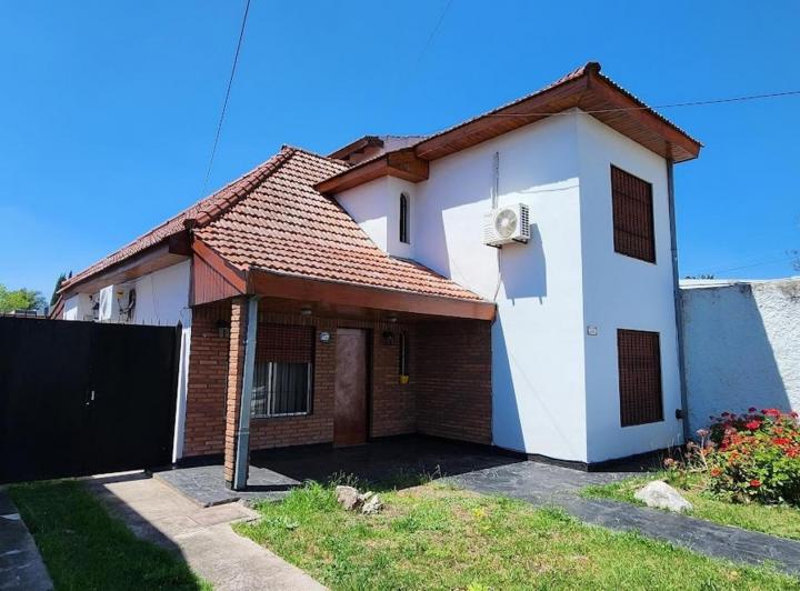 Casa · 185m² · 4 Ambientes · 5 Cocheras