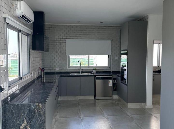 Casa · 350m² · 6 Ambientes · 2 Cocheras