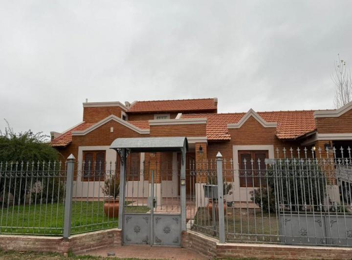 Casa · 300m² · 7 Ambientes · 2 Cocheras