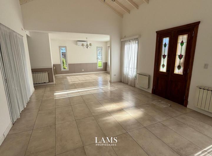 Casa · 220m² · 4 Ambientes
