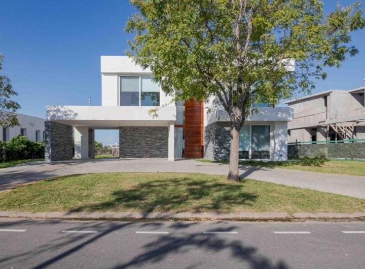 Casa · 450m² · 7 Ambientes · 6 Cocheras