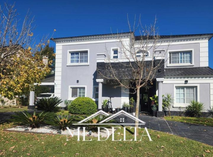 Casa · 387m² · 9 Ambientes · 1 Cochera