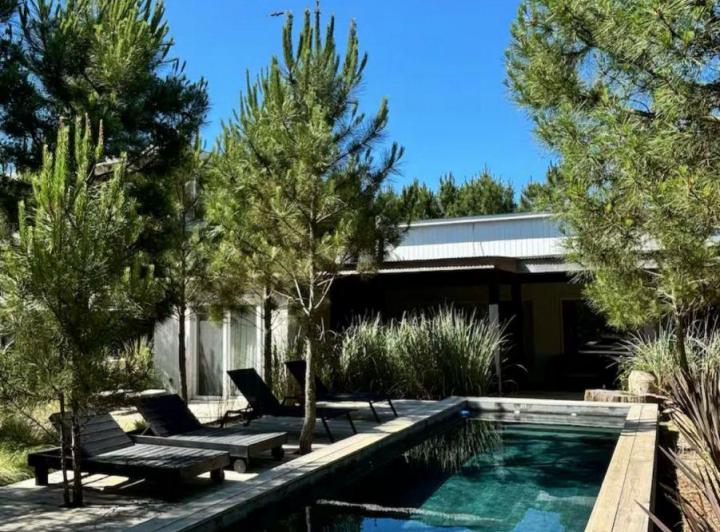 Casa · 300m² · 5 Ambientes · 2 Cocheras