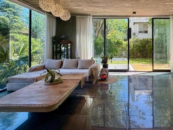 Casa · 240m² · 5 Ambientes