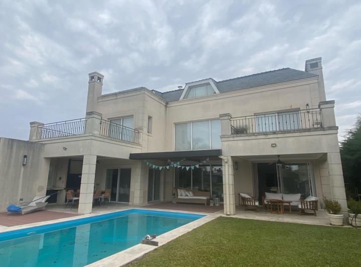 Casa · 277m² · 5 Ambientes · 4 Cocheras