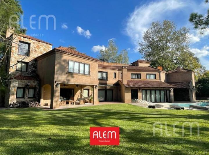 Casa · 650m² · 7 Ambientes · 4 Cocheras