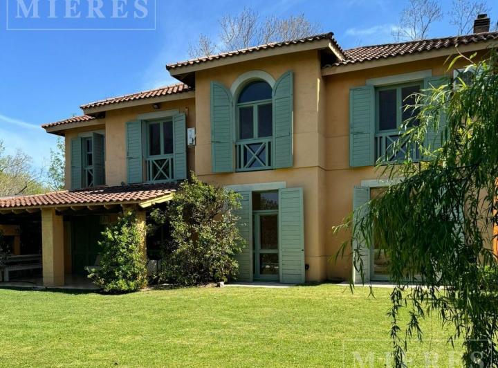 Casa · 251m² · 6 Ambientes · 2 Cocheras
