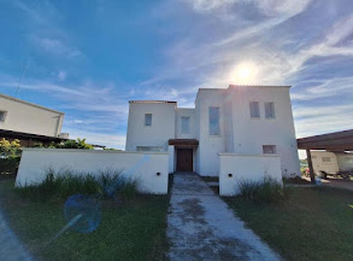 Casa · 210m² · 5 Ambientes · 2 Cocheras