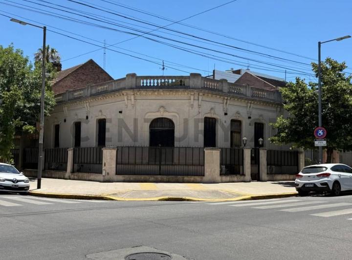 Casa · 250m² · 6 Ambientes
