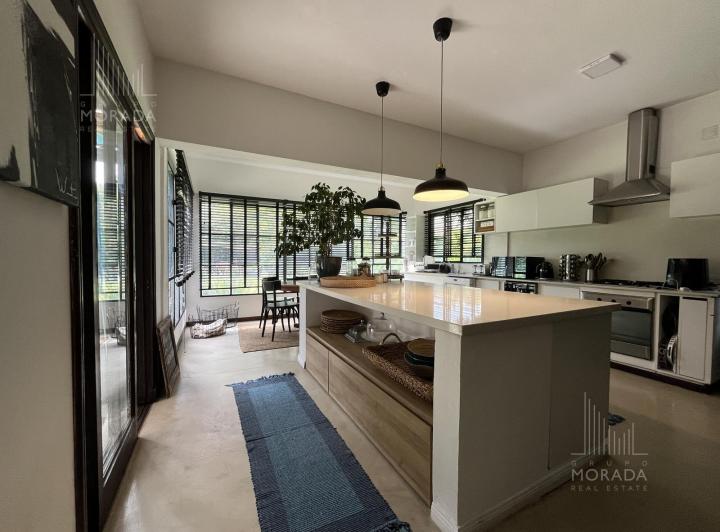 Casa · 140m² · 6 Ambientes · 5 Cocheras
