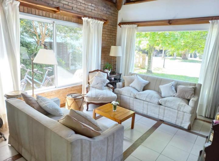 Casa · 248m² · 8 Ambientes · 3 Cocheras