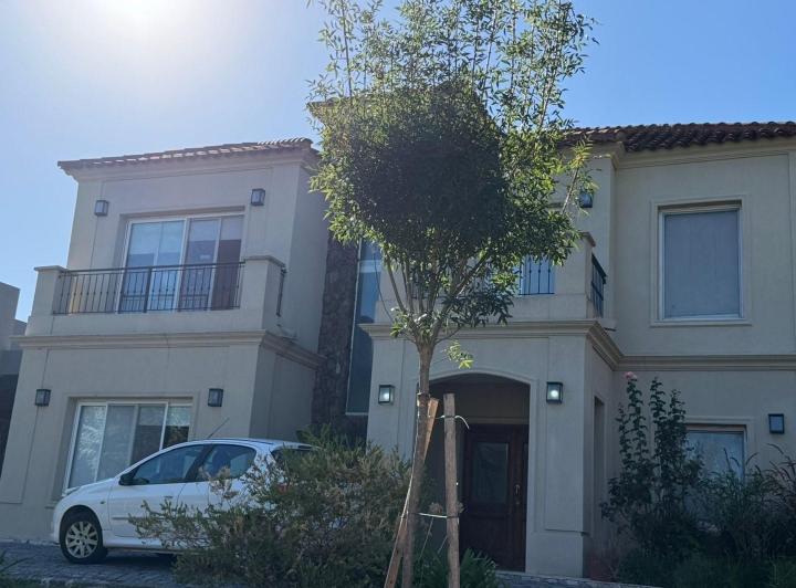 Casa · 300m² · 4 Ambientes · 1 Cochera