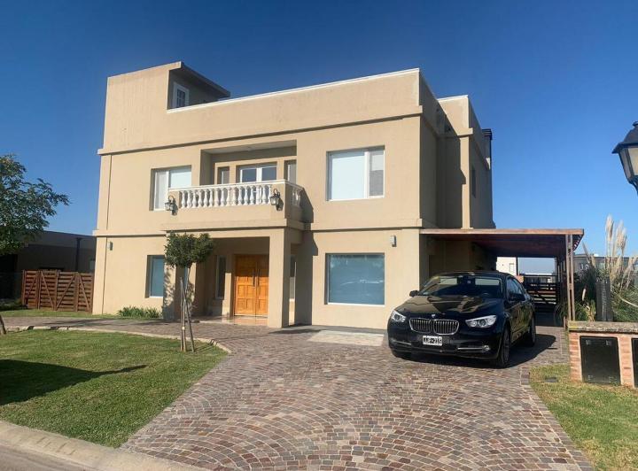 Casa · 265m² · 6 Ambientes · 2 Cocheras