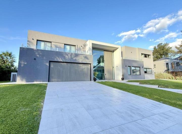 Casa · 590m² · 10 Ambientes · 2 Cocheras