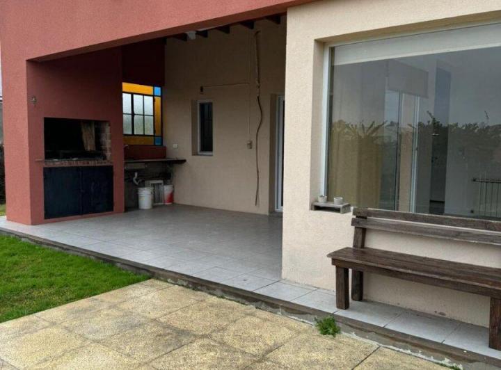 Casa · 100m² · 4 Ambientes · 2 Cocheras