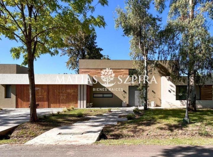 Casa · 240m² · 4 Ambientes · 2 Cocheras