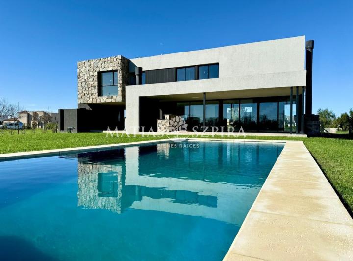 Casa · 227m² · 4 Ambientes · 2 Cocheras