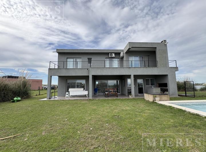 Casa · 230m² · 6 Ambientes