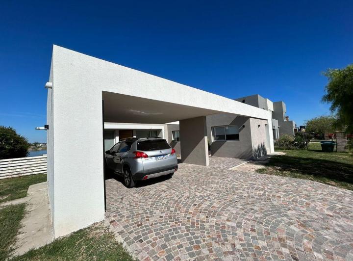 Casa · 144m² · 4 Ambientes · 4 Cocheras
