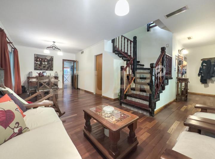 Casa · 278m² · 6 Ambientes · 5 Cocheras
