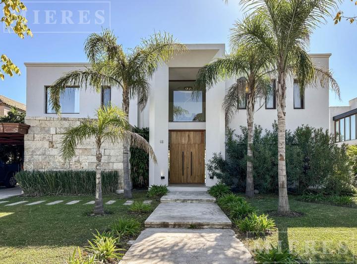 Casa · 1200m² · 7 Ambientes · 2 Cocheras