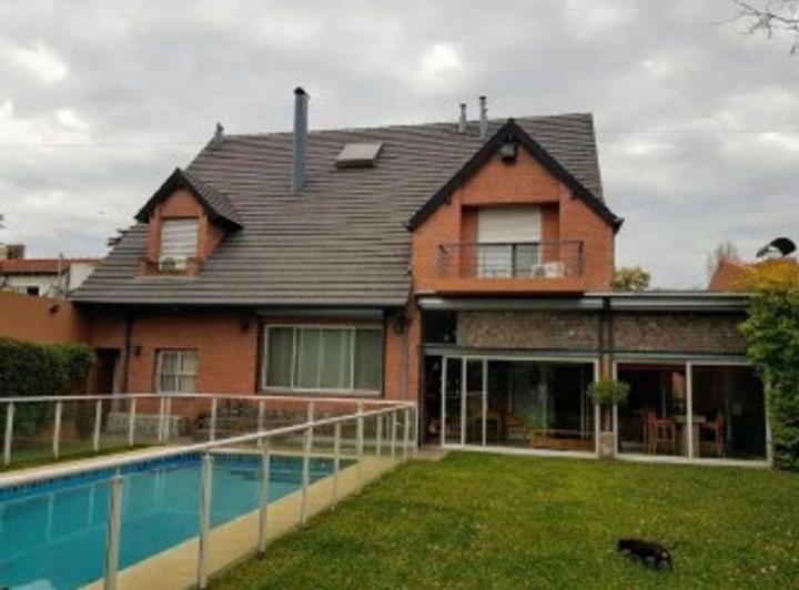 Casa · 290m² · 6 Ambientes · 4 Cocheras