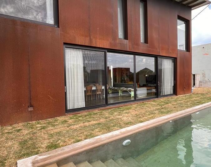Casa · 360m² · 7 Ambientes · 2 Cocheras