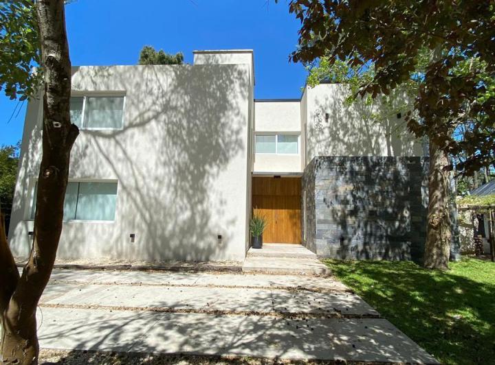 Casa · 300m² · 4 Dormitorios
