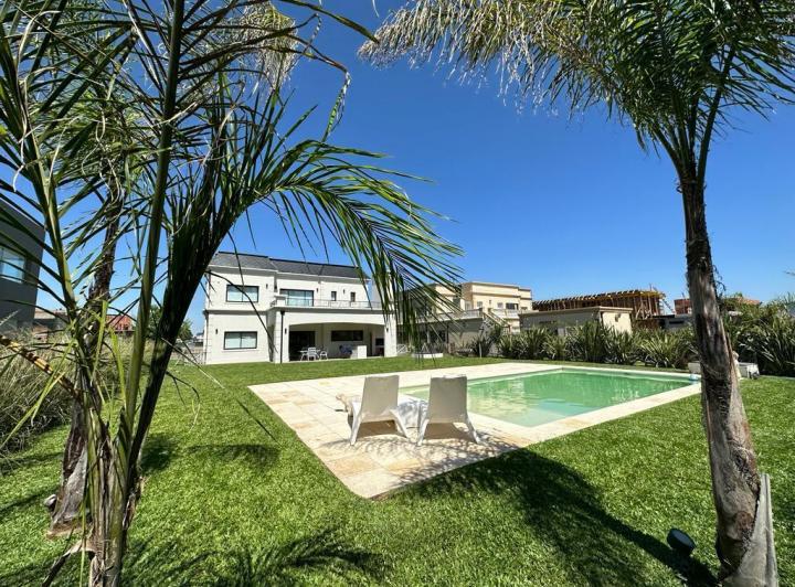 Casa · 800m² · 5 Ambientes · 2 Cocheras