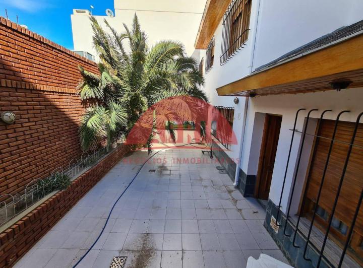 Casa · 657m² · 6 Ambientes · 3 Cocheras