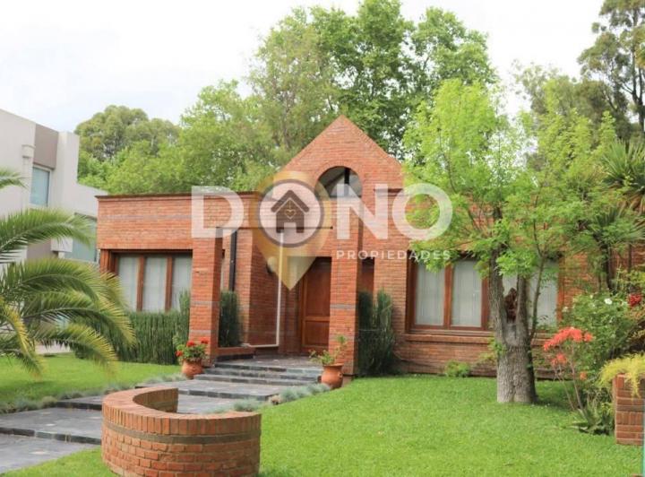 Casa · 300m² · 5 Ambientes · 2 Cocheras