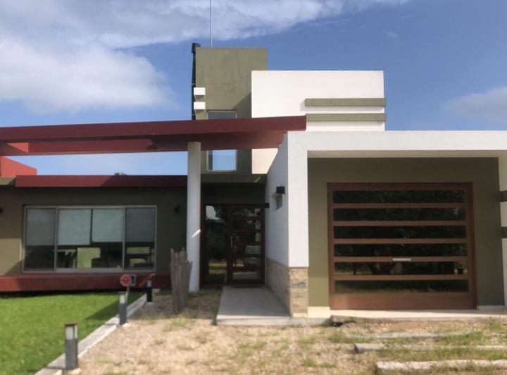 Casa · 160m² · 4 Ambientes · 1 Cochera